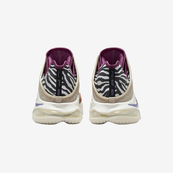 Nike LeBron 19 Low
Men's - Picture 4 of 6